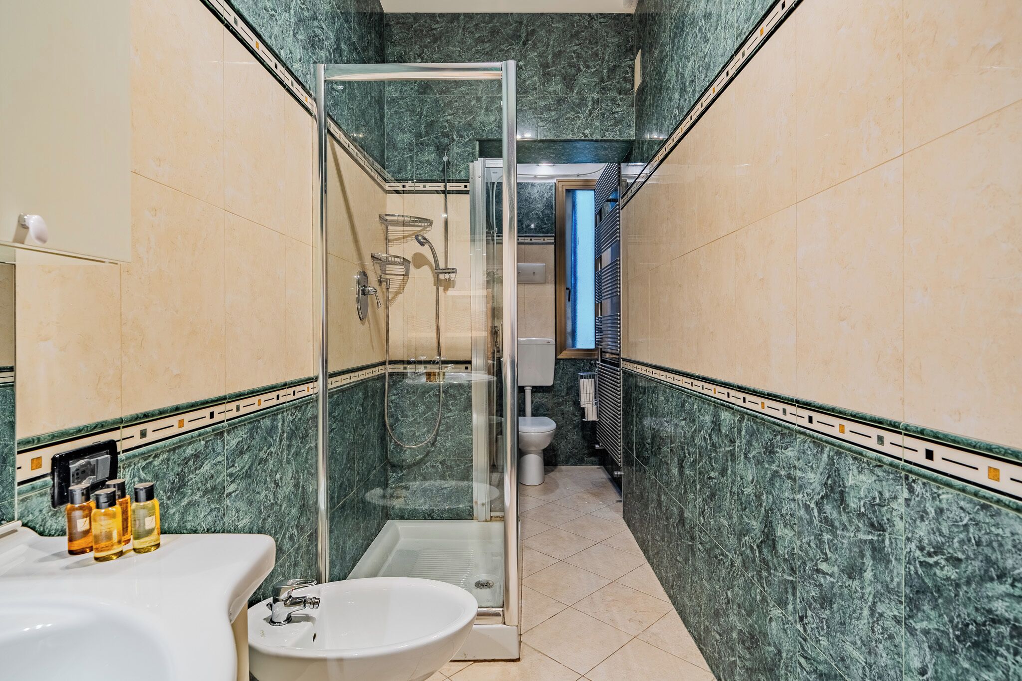 Ein modernes Badezimmer mit einer einteiligen Duschkabine, einem Waschbecken und einer Toilette.