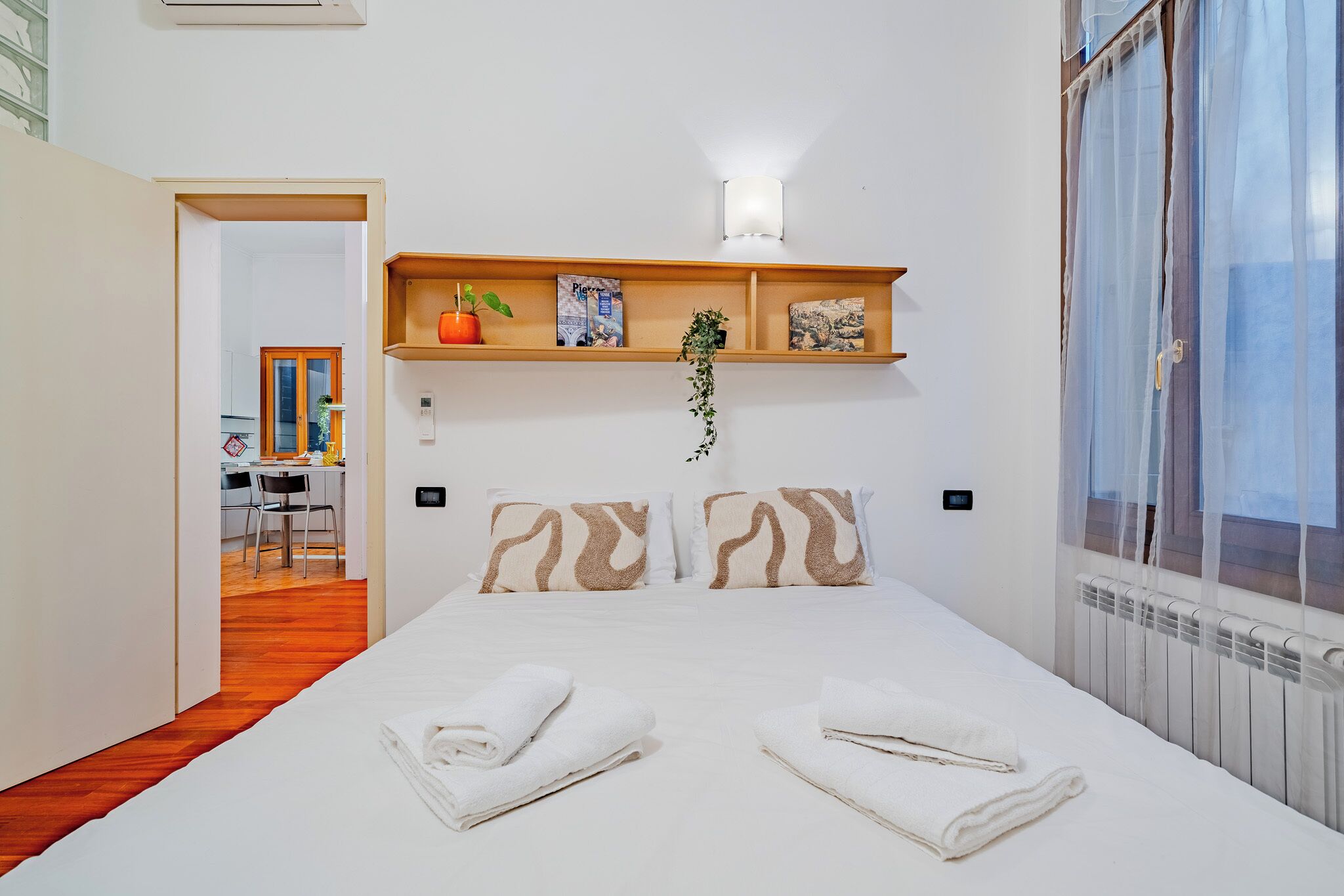 2 bedrooms, desk, iron/ironing board, free WiFi