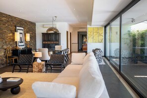 Smart TV, caminetto, videogiochi, lettore DVD