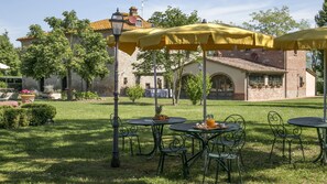Outdoor dining - Le Caselle 26, Emma Villas (Cortona)