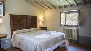13 bedrooms, desk, iron/ironing board, free WiFi - Le Caselle 26, Emma Villas (Cortona)