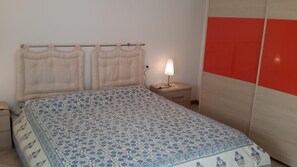 1 slaapkamer, een strijkplank/strijkijzer, wifi, beddengoed