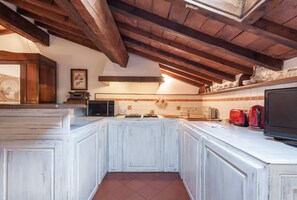 Geladeira, micro-ondas, cooktop, cafeteira/chaleira