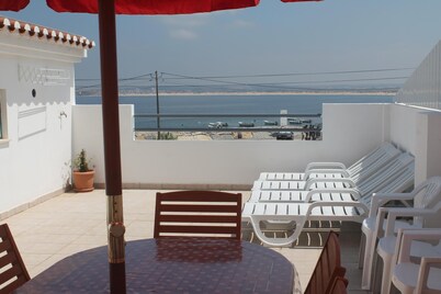 House in Peniche (Papoa) overlooking the bay 