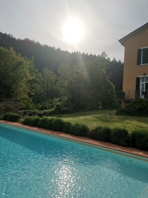 Outdoor pool - Family-friendly Tuscan villa with large private pool & pizza oven (Reusa)