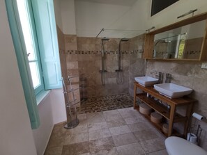 Duschwanne, Haartrockner, Bidet, Handtücher