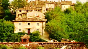 A historic building with multiple levels, surrounded by lush greenery. - Poggio Corsucci - "The Hut" - Stone house in the heart of Tuscany with pool (Loro Ciuffenna (Province of Arezzo))