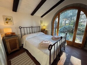 2 habitaciones, tabla de planchar con plancha y cuna de viaje 