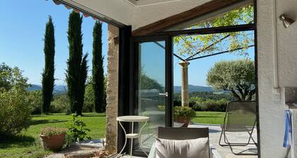 In sehr ausgedehnter, provenzalischer Landschaft genießen Sie Ruhe u. Zikadengesang