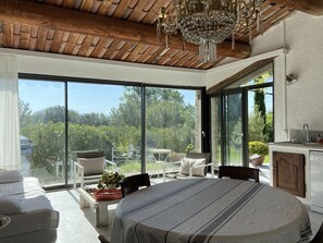 Interior - In a very huge Provencal landscape, you will hear silence and cicadas (Pierrerue)