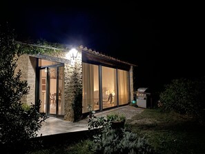 Terrace/patio - In a very huge Provencal landscape, you will hear silence and cicadas (Pierrerue)