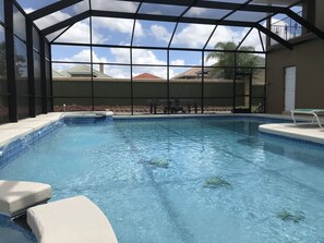 Outdoor pool, a heated pool, pool loungers - 🏡 7 Bed,7 Bath | Large pool & H/Tub | Large Smart TVs & Sonos every Room I WiFi (Davenport)