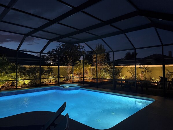 Piscine extérieure, piscine chauffée, chaises longues