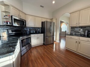 Réfrigérateur, four à micro-ondes, un four, surface de cuisson