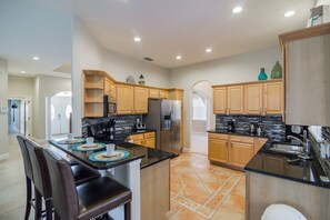 Fridge, microwave, oven, stovetop - 🏡 7 Bed,7 Bath | Large pool & H/Tub | Large Smart TVs & Sonos every Room I WiFi (Davenport)