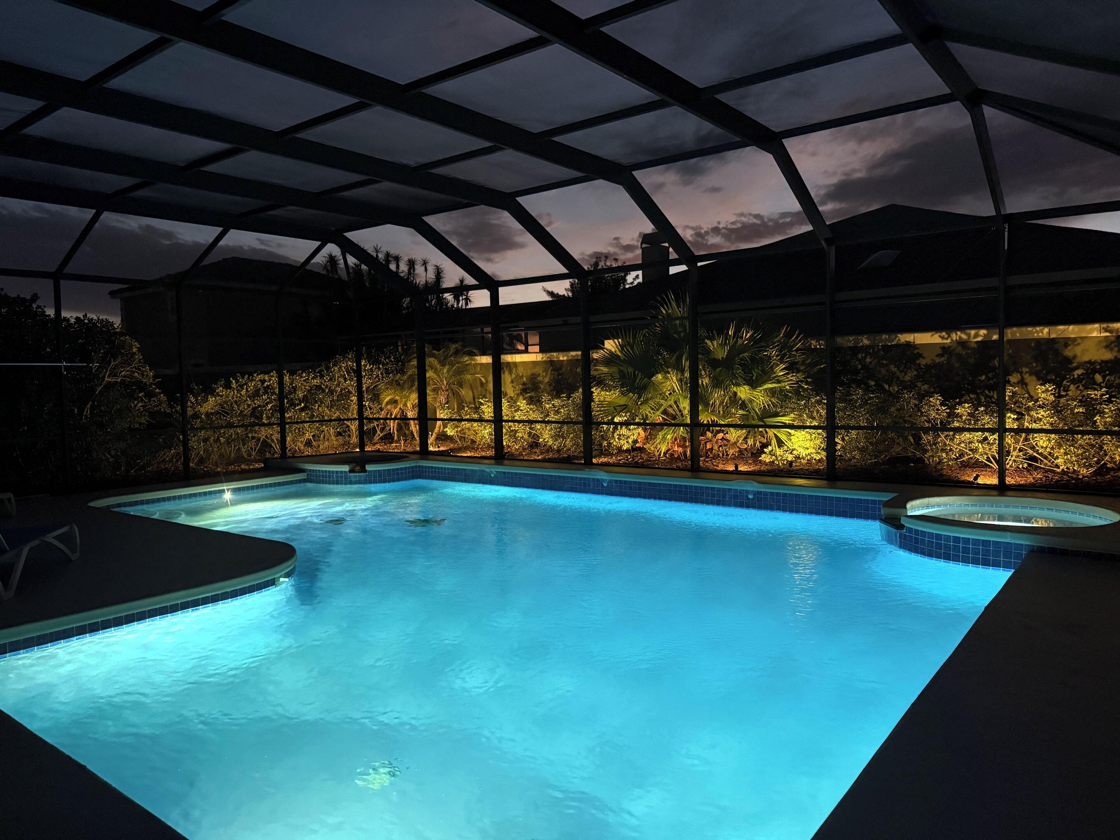 Piscine extérieure, piscine chauffée, chaises longues