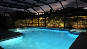 An indoor swimming pool with a glass ceiling, surrounded by tropical plants and a view of the sky. - 🏡 7 Bed,7 Bath | Large pool & H/Tub | Large Smart TVs & Sonos every Room I WiFi (Davenport)