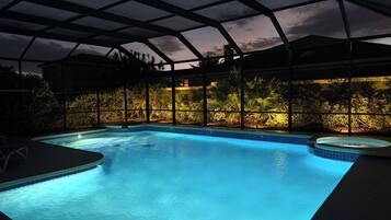 Piscine extérieure, piscine chauffée, chaises longues