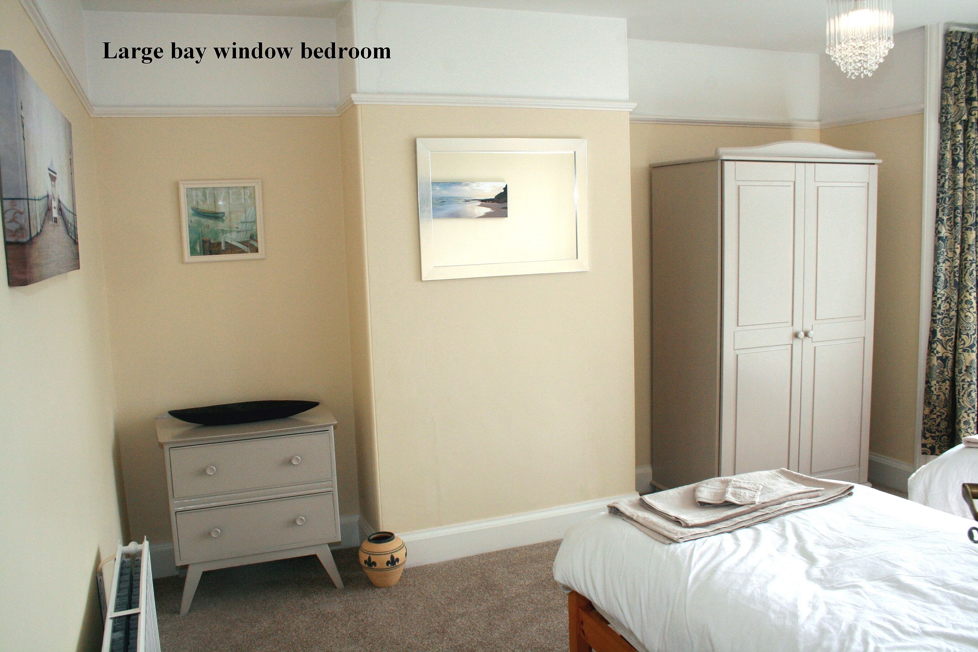 4 habitaciones, tabla de planchar con plancha y cuna de viaje 