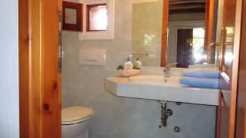 Ensemble douche/baignoire, sĂšche-cheveux, bidet, serviettes fournies