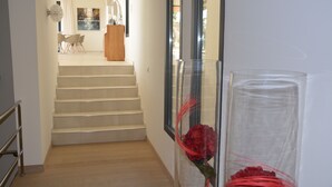 A staircase leading to a dining area with a view of the outdoors. - Villa with breathtaking views of Pinarello bay and beach (Zonza)