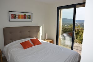 6 dormitorios, escritorio, tabla de planchar con plancha y cuna de viaje