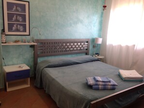 3 bedrooms, in-room safe, iron/ironing board, travel cot