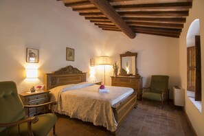 5 bedrooms, desk, iron/ironing board, travel cot