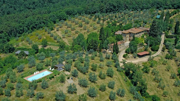An aerial view of a property with a swimming pool, a large house, and surrounding vegetation. - Chianti villa, with private swimming pool! Air conditioning, ULTRA-FAST Wi-Fi (Greve in Chianti)