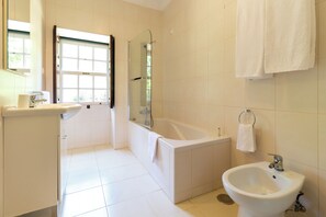 Ensemble baignoire-douche, séchoir à cheveux, bidet, serviettes fournies