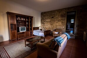 7 chambres, coffre-fort, bureau, fer et planche à repasser