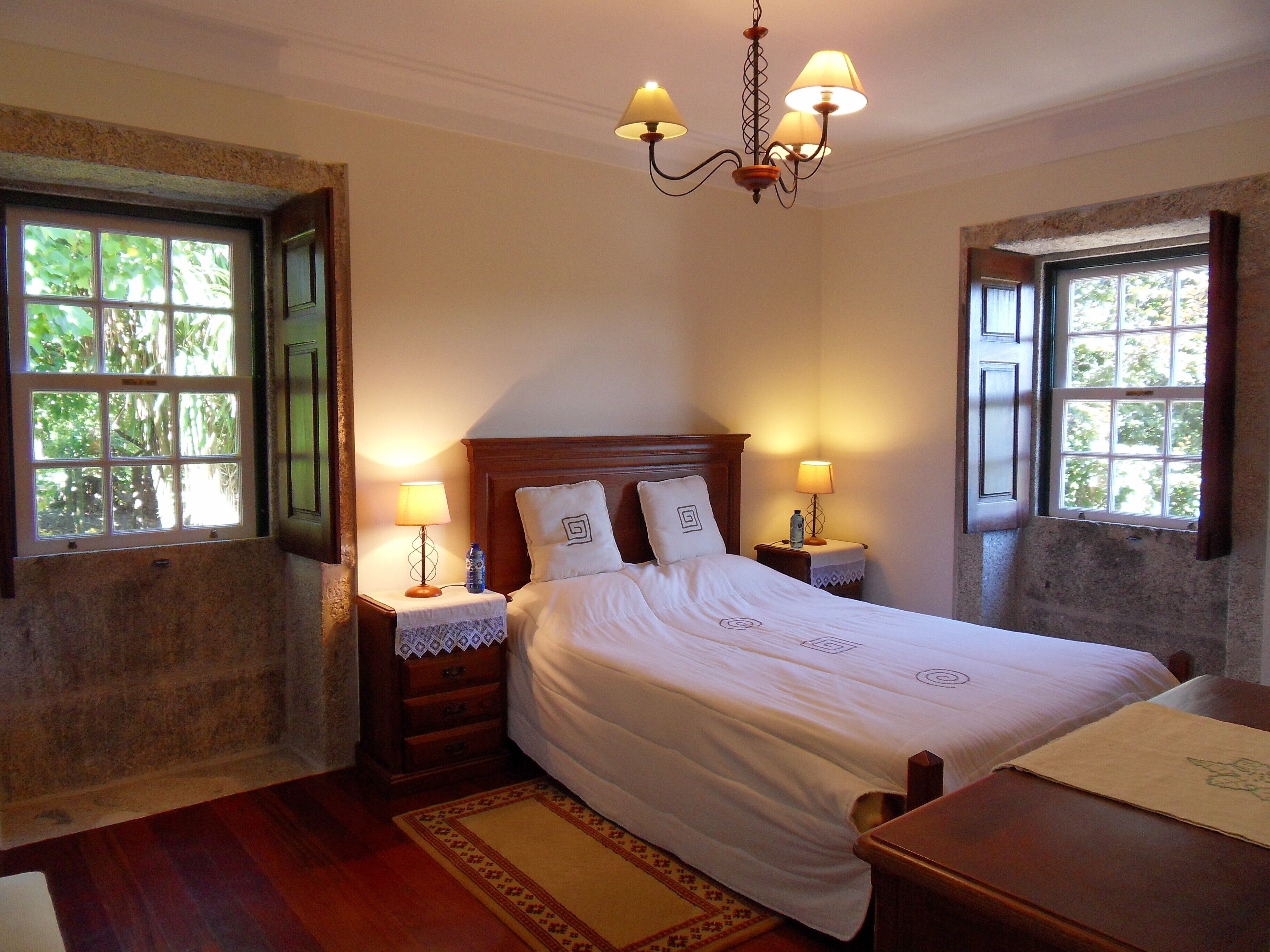 7 dormitorios, caja fuerte, escritorio y tabla de planchar con plancha