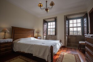 7 slaapkamers, een kluis op de kamer, een bureau