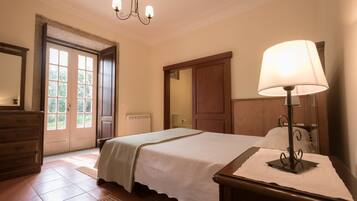 7 makuuhuonetta, tallelokero huoneessa, työpöytä, silitysrauta/-lauta