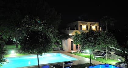 Exklusive Villa mit Pool & Jacuzzi, schöne Meeres-Ätna-Aussicht in der Nähe von Catania / Taormina