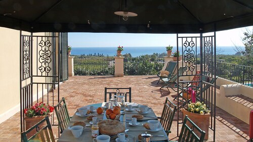 Villa exclusive avec piscine et jacuzzi, belle vue sur la mer et l'Etna près de Catane / Taormina