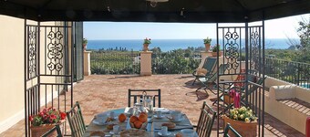 Exclusive Villa with Pool & Jacuzzi, lovely Sea-Etna view near Catania/Taormina