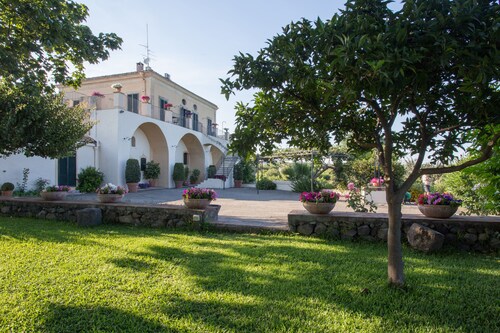 Exclusive Villa with Pool & Jacuzzi, lovely Sea-Etna view near Catania/Taormina