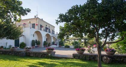 Exclusive Villa with Pool & Jacuzzi, lovely Sea-Etna view near Catania/Taormina