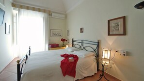 4 bedrooms, iron/ironing board, travel cot, free WiFi