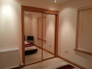 2 habitaciones, tabla de planchar con plancha, cuna de viaje y wifi