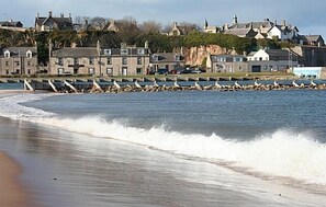 Beach nearby - Modern Sea View Apartment With Stunning Sea Views Over The Moray Firth           (Lossiemouth)