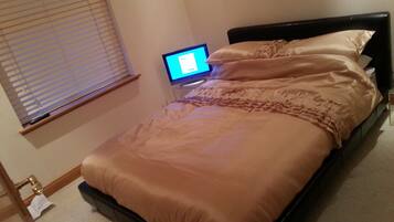 2 bedrooms, iron/ironing board, travel cot, WiFi