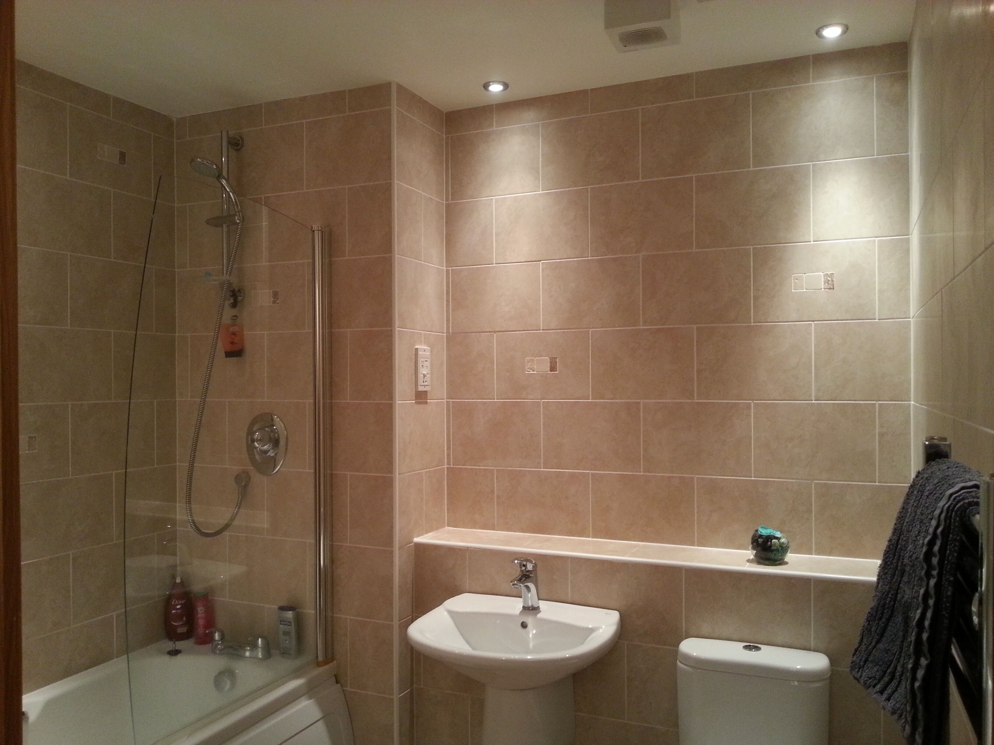 Combined shower/bathtub, hair dryer, towels