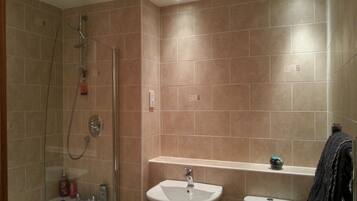 Combined shower/bathtub, hair dryer, towels