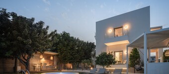 Einzigartig gestaltete Villa mit beheiztem Pool, Fitnessraum und Spielzimmer im Herzen der Stadt!