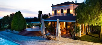 Villa de luxe et élégante dans un grand terrain paysager (Ε.Σ.Λ 0415Κ91000447901)