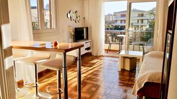 Een smart-tv en een stereo