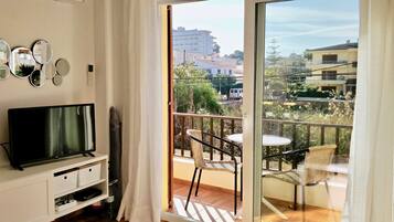 Een smart-tv en een stereo