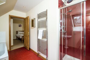 Bathtub, hair dryer, towels, toilet paper - Shepherds Rest self catering sleeps 6, pets welcome. (Fort William)